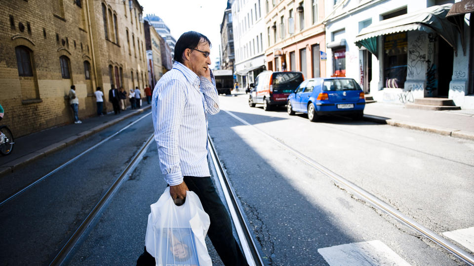 �NSKER � BLI BEHANDLET MED RESPEKT: Borge Andersen (59) har v�rt narkoman i 30 �r, og har i perioder klart � slutte. N� har han permisjon fra universitetsstudier for � f� behandling, men ble kastet ut p� grunn av en sprekk. - Jeg vil ikke at folk skal synes synd p� meg, men jeg vil bli behandlet p� en forsvarlig m�te, sier han. Foto: H�kon Eikesdal.