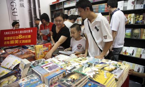 POPUL�RT: Kinesere i en butikk i Shanhai leter etter utenlandske b�ker. Foto: Scanpix