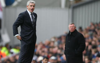 KIKKER OVER SKULDEREN: Ferguson mener andre managere f�lger godt med p� Mark Hughes' milliardmannskap. Foto: AFP/PAUL ELLIS