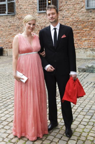 Gravid galla: Med ektemannen Lars Kolltveit og voksende mage under kjolen p� Stortingets avslutningsfest p� Akershus slott i juni i �r.