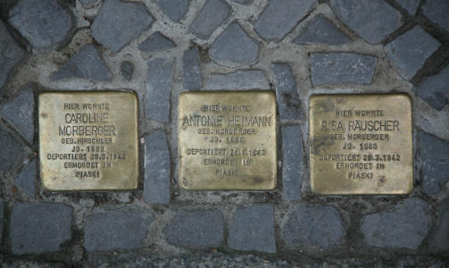 STOLPESTEINER: Til n� er det satt opp over 19 000 slike stolpesteiner i 430 tyske kommuner, men ogs� i ytterligere sju land i Europa.
