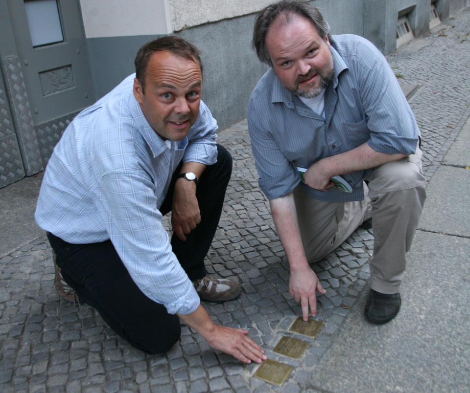 STOLPESTEINER TIL NORGE: Raimund Wolfert viser fram s�kalte stolpesteiner til Bjarte Bruland fra det J�diske Museet i Oslo. &mdash;Slik vil vi ha i Norge ogs�! Foto:Asbj�rn Svarstad