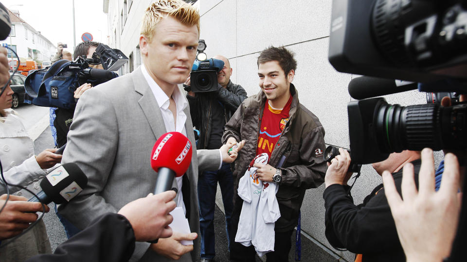 OMSVERMET: Et stort presseoppbud da John Arne Riise ankom rettssalen i Stavanger i dag. Men ogs� fansen var p� plass og Riise tok seg tid til � skrive autografer p� vei inn. Foto: Erling H�geland