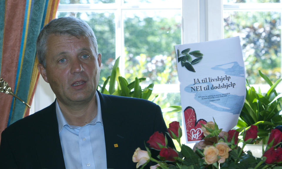 OPPTATT AV VERDISP�RSM�L: Partileder Dagfinn H�ybr�ten bes�kte tidligere i valgkampen Lovisenberg Diakonale Sykehus i Oslo og la frem KrFs plan for opptrapping av livshjelpsomsorgen til pasienter som er i livets siste fase. Partiet er sterk motstander av aktiv d�dshjelp. Foto:  Morten Holm/SCANPIX