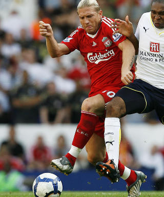 GIKK I BAKKEN: Liverpool mener Andrej Voronin ble felt i straffefeltet i g�r. Her er ukraineren i duell med Wilson Palacios. Foto: AFP/GLYN KIRK