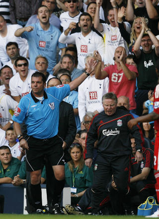 ASSISTENTEN UTVIST: Sammy Lee (t.h) ble sendt opp p� tribunen av dommer Phil Dowd. Foto:AFP/GLYN KIRK