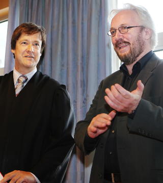 I RETTEN: Advokat John Christian Elden (t.v.) og Einar Baardsen i Stavanger tingrett. If�lge tiltalebeslutningen forledet Baardsen fotballspilleren John Arne Riise til � overf�re ca 12 millioner kroner til sin private konto i SR-Bank. Foto: Erling H�geland