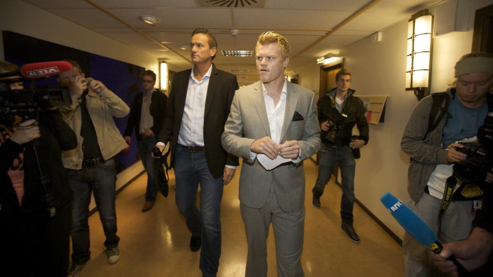 I RETTEN: John Arne Riise ankom sammen med Jan Kvalheim da rettsaken mellom Einar Baardsen og Riise startet opp igjen i Stavanger Tingrett i morges.  
Foto: Alf Ove Hansen / SCANPIX