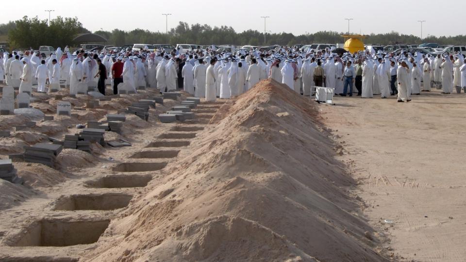 43 D�DE:  43 kvinner og barn mistet livet da det begynte � brenne i et telt under et bryllup i Kuwait. Her begraves noen av ofrene p� kirkeg�rden Sulabikhat i Kuwait-by. Foto: EPA/RAED QUTENA/Scanpix