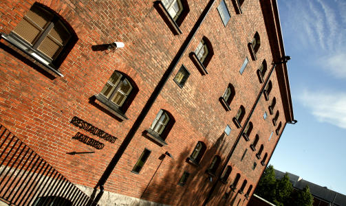 MONUMENTALT:Denne veggen er fredet. Men dersom du kikker ekstra n�ye, kan du f� �ye p� enkelte nye vinduer som hotellet har f�tt lov til � lage slik at ikke gjestene f�ler seg s� innestengte.