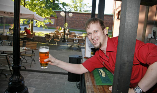 LUFTEG�RD :Bartender Pekka Sartiala byr p� duggfriske godsaker i den tidligere lufteg�rden. Han har flere ganger hatt tidligere fanger p� bes�k som synes det er ganske fantastisk � nyte en halvliter i den gamle lufteg�rden.