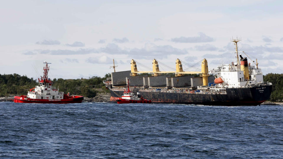 TREKKES AV GRUNN:  Slepeb�ter er n� i ferd med � trekke havarerte Full City av grunn p� S�stein ved Langesund. Foto: Per Fl�the