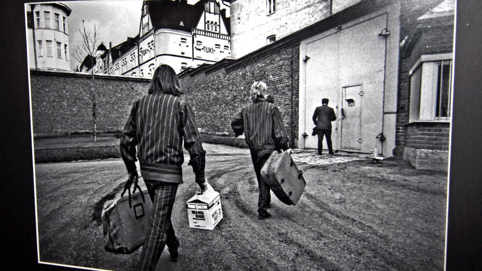 1970-tallet: Dette historiske bildet henger p� veggen i baren p� hotellet som er innredet i det tidligere fengselet i Helsingfors. Det viser to fanger som l�ses ut av fengselsporten etter endt soning. Man kan bare ane hvilke tanker som var i fangenes hoder der de omsider kunne vandre mot friheten.