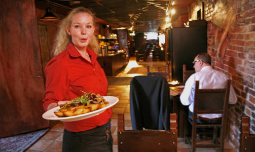 F�RSTE KLASSE :I den tidligere isolatavdelingen er det innredet restaurant. Servit�r Lotta Angeria synes ikke det er det minste merkelig at den heter Jailbird!