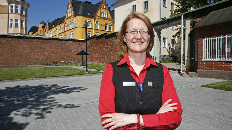 2009:  Dette bildet er tatt p� samme sted og viser en smilende og blid hotelldirekt�r Helen Sopen-Luoma som �nsker sine gjester velkommen til luksushotellet. Omgivelsene rundt fengselet er de samme - bortsett fra porten som i v�re dager st�r vid�pen. Alle foto: Eivind Pedersen