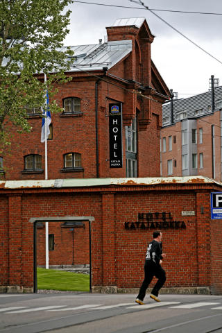 NYTT LIV : Den beryktede fengselet Katajanokka har f�tt et nytt liv som luksushotell. Fengselsmuren er fredet og hotelleieren m�tte kjempe en hard kamp for � f� lov til � lage denne nye inngangen til hotellet.