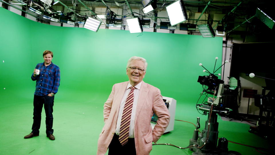 VALGNATTSVEILEDERNE: I dette studioet skal Geir Helljesen (foran) lose NRK-seerne gjennom opptelling og mandatfordeling.
Producer Aksel Helgheim skal i tillegg til � styre sendinga fra Marienlyst-studioene holde tak i 13 eksterne tv-team. Foto: TORBJ�RN GR�NNING
