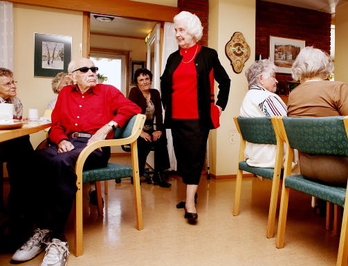 FREMTIDENS ELDRE BLIR MER KRAVSTORE: P� Prinsdal eldresenter er ikke mote et ukjent fenomen. Dette bildet er fra 2006, da det ble arrangert motevisning p� senteret. Foto: Agnete Brun