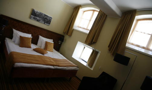 MODERNE: Dette hotellrommet er laget av tre tidligere fengselsceller. De gamle cellene var s� store som hver av buene i taket viser.