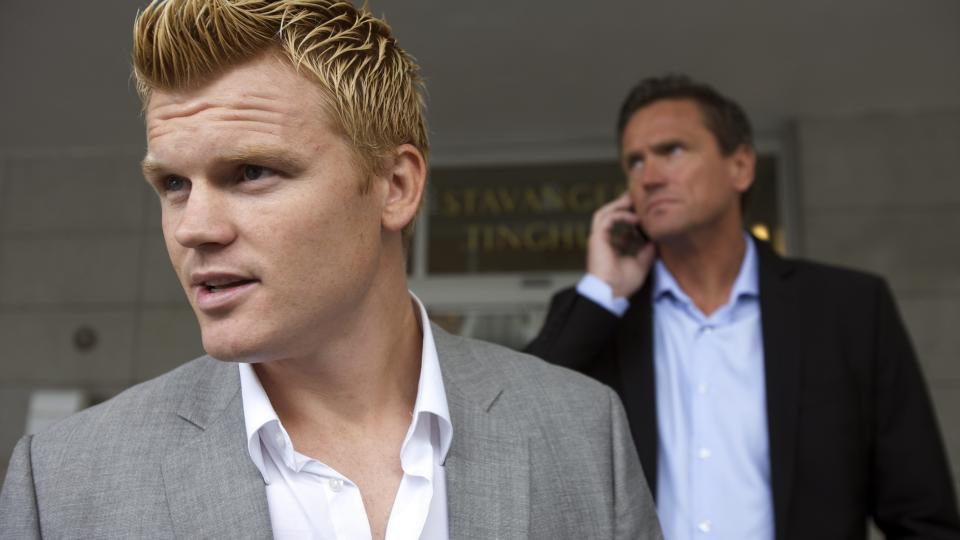 HAVNET I DYP GJELD: John Arne Riise sammen med Jan Kvalheim (th) etter at han var ferdig med � vitne da rettsaken mellom Einar Baardsen og Riise startet opp igjen i Stavanger Tingrett. 
Foto: Alf Ove Hansen / SCANPIX