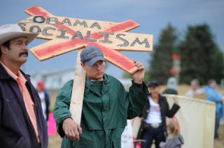 - FRYKTER REINSPIKKA SOSIALISME: Her protesterer  Brian Stern i Montana utenfor samfunnshallen der Obama snakker om helsereformen. FOTO:AFP/SCANPIX