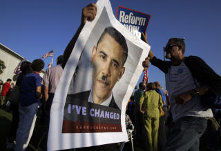 BLIR FREMSTILT SOM HITLER: President Obama blir fremstilt med Hitlerbart p� denne plakaten i California. FOTO: AP/SCANPIX