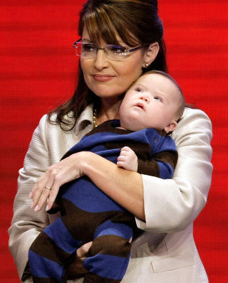 LANGER UT: Den tidligere visepresidentkandidaten og tidligere guvern�ren i Alaska, Sarah Palin, kritiserte helsereformen i hennes f�rste uttalelse siden avgangen. Hun hevdet blant annet at s�nnen Trig, som har downs syndrom, ville bli nektet behandling av byr�kratene i helsevesenet dersom helsereformen ble vedtatt. FOTO:AFP/SCANPIX