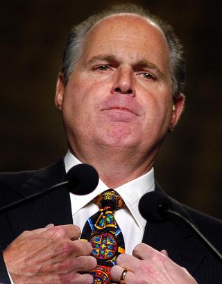 LANGER UT: Den republikanske radioverten Rush Limbaugh sammenligner helsereformens logo med et hakekors. FOTO:AFP/SCANPIX