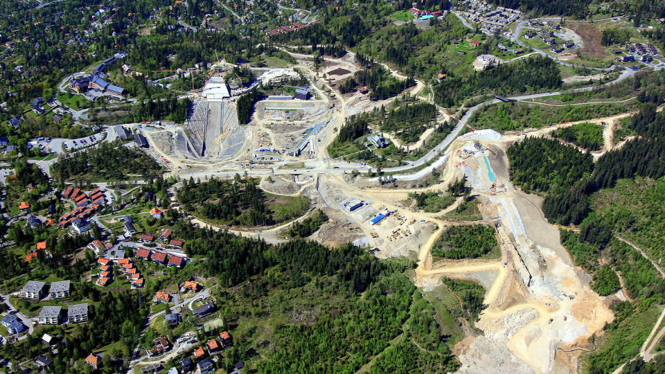 KAN BLI FLYTTET: Byr�dsleder Erling Lae sier at de vurderer � flytte Pr�ve-VM fra Holmenkollen (oppe til venstre) til Midtstubakken (til h�yre p� bildet). Foto: Terje L�chen