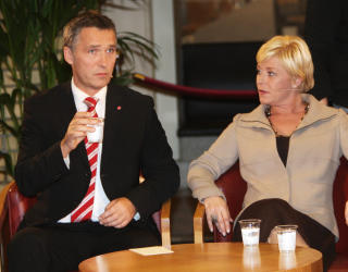 DIN STATSMINISTER? Statsminister Jens Stoltenberg (AP) og FrP-leder Siv Jensen er favoritter til statsministerposten etter valget. Hvem det blir avgj�r velgerne 14. september. Foto: TV2
Foto Lise �serud / SCANPIX