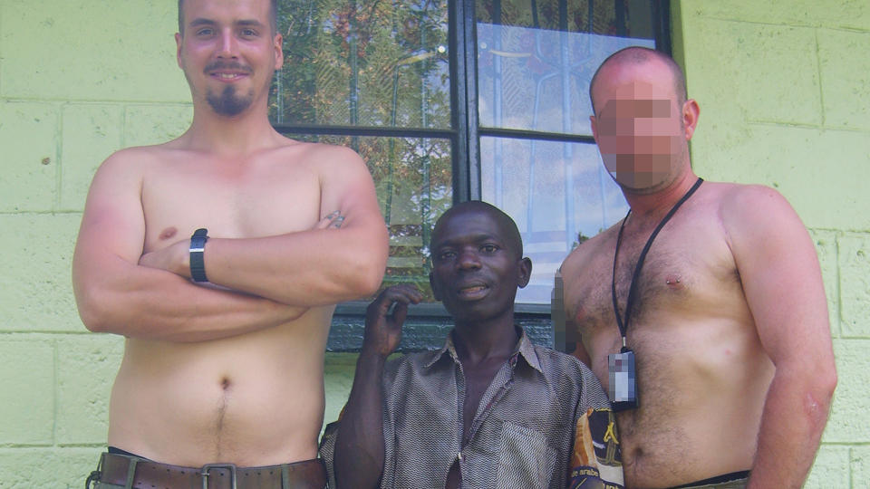  KOLLEGER:  Tjostolv Moland (til venstre), en lokal mann fra Uganda (i midten) og den tidligere sikkerhetskollegaen til de to drapssiktede nordmennene. Foto: PRIVAT.