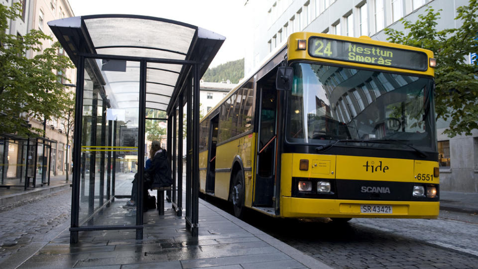 LIKE VED POLITISTASJONEN: Overgrepet mot den 30-�rige kvinnen skal ha foreg�tt i dette busskuret, bare 200 meter fra politistasjonen i Bergen sentrum. Foto: TOR ERIK MATHIESEN