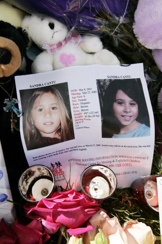 MINNET: Drapet p� Sandra Cantu (8) har skaket opp den amerikanske offentligheten, som delvis har vanskelig for � forestille seg hvordan en kvinne kan st� bak forbrytelsene hun er tiltalt for. Her fra en minnemarkering p� hjemstedet Tracy i april, dagen etter at Sandra ble funnet. Foto: PAUL SAKUMA/AP/SCANPIX