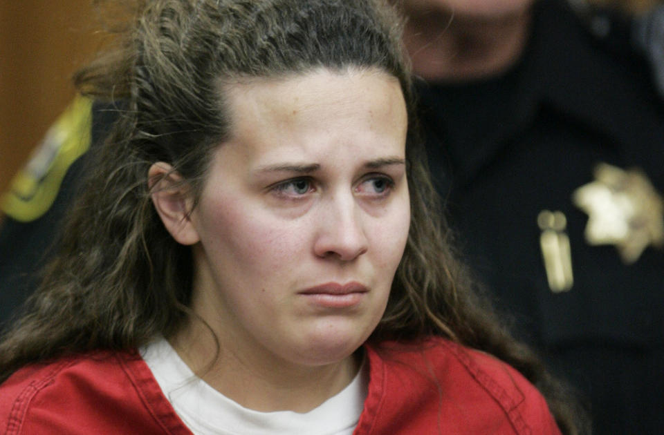KAN HAVNE P� D�DSCELLA: Melissa Huckaby (28) m� svare for en sv�rt alvorlig tiltale som blant annet omfatter bortf�ring, drap og voldtekt av en mindre�rig, n�r saken hennes kommer opp for retten. Blir hun funnet skyldig, risikerer hun d�dsstraff. Her fra fengslingsm�tet 14. april. Foto: PAUL SAKUMA/AP/SCANPIX