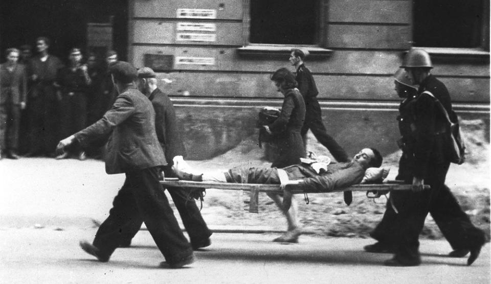 SKADD: En polsk motstandsmann b�res skadd bort p� b�re under den 63 dager lange oppstanden i Warszawa i 1944. Foto: PAP/AP/SCANPIX