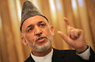 STILLER TIL GJENVALG: Sittende president Hamid Karzai har en sterk posisjon i byene, men m�ter sterk kritikk for ikke � ha klart � f� bukt med den omfattende volden i landet i l�pet av sine sju �r i embetet. Foto: Scanpix