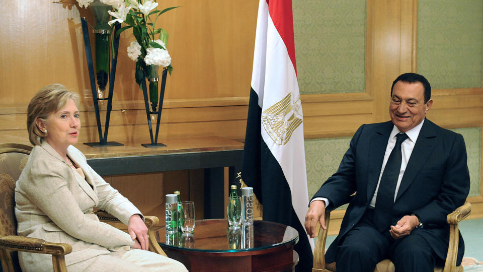 VIKTIGE SAMTALER: USAs utenriksminister Hillary Clinton m�tte Egypts president Hosni Mubarak i Washington D.C. i g�r for � snakke om midt�sten og isfronten mellom Israel og de arabiske landene. Foto: Tim Sloan/Scanpix/AFP
