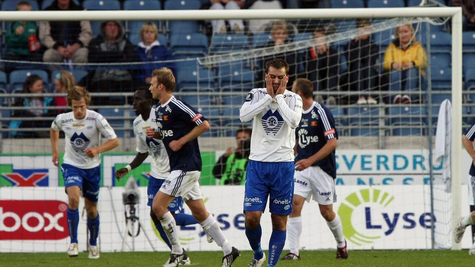 �H NEI: Moldes Magne Hoseth tar seg til hodet og depper etter at Moldes lange rekke p� 13 kamper uten tap ble brutt mot Viking i g�r. Molde har n� sju poeng opp til serieleder RBK. Foto: Alf Ove Hansen / SCANPIX