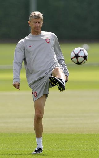 LITT STIVBEINT? Wenger benyttet anledningen til � vise fram sine egne ferdigheter med ball under g�rsdagens �kt.Foto: Eddie Keogh, Reuters/Scanpix