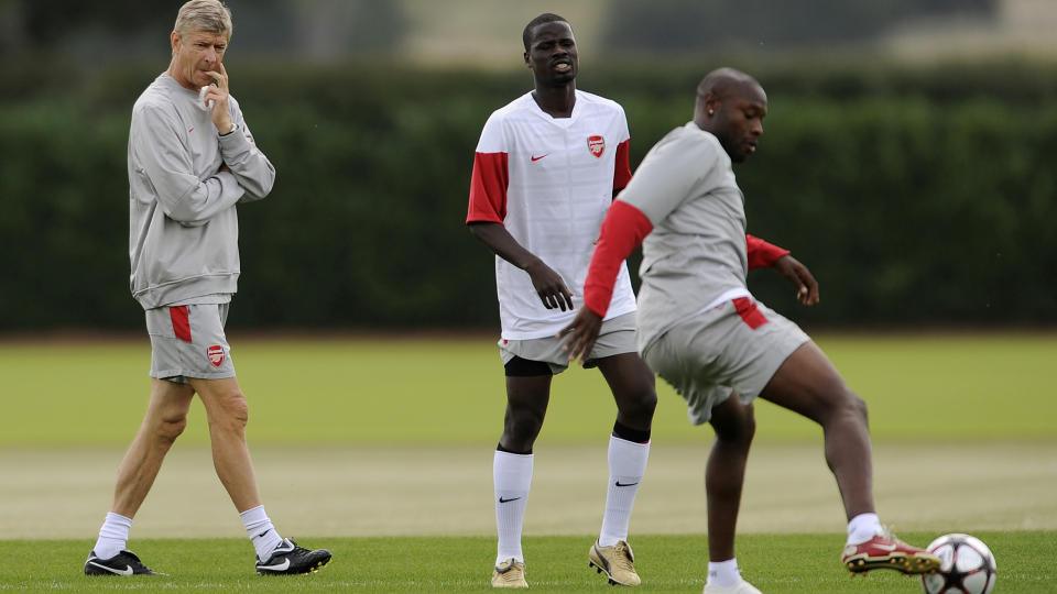 M�TER CELTIC: Arsenal-manager Arsene Wenger ser p� Emmanuel Eboue og William Gallas under trening i London i g�r. Foto: Eddie Keogh, Reuters/Scanpix