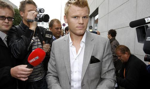 VITNET I G�R: John Arne Riise vitnet i rettssaken i g�r. Etter � ha forsvart familien sin mot personangrepene fra Einar Baardsen, overrasket han med � innr�mme at han hadde skrevet under en rekke av de omstridte dokumentene. Foto: Erling H�geland