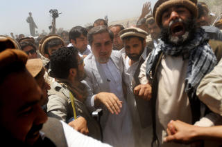 KANDIDAT: Abdullah Abdullah (i midten) er �n av 41 kandidater som stiller til valg for � bli Afghanistans nye president. Han har tidligere v�rt utenriksminister, men ble kastet ut av regjeingen i 2006. Anses av mange eksperter som den st�rste utfordreren til sittende president Hamid Karzai. Foto: Scanpix