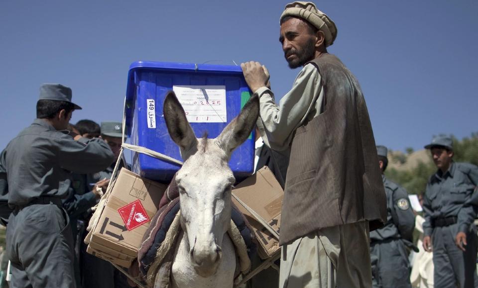 OMFATTENDE SIKKERHETSTILTAK: En mann leder eselet sitt som b�rer utstyr til et valglokale i Panjshir-provinsen, omtrent 113 kilometer nord for Kabul. Sikkerheten rundt valget er omfattende. Foto: Scanpix