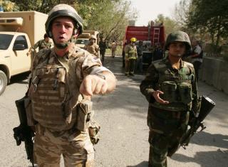 ISAF HVILER: EN britisk soldat holder journalister unna et �sted for et selvmordsangrep i forrige uke. ISAF-styrkene vil ikke gjennomf�re noen offensive angrep p� valgdagen torsdag. Foto: Scanpix