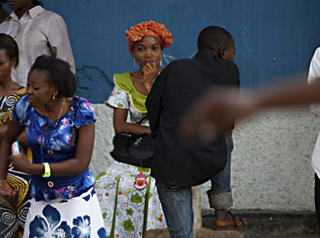 VENTER:  Enka etter avd�de Abedi Kasongo, Bibiche Kasongo (med hodet�rkle) og hennes venner var den f�rste som ankom rettslokalene i Kisangani i dag. Foto: Espen R�st