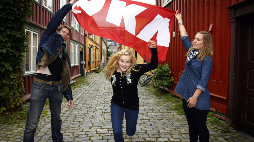 DUKKER OPP: Gunnhild Sundli gjenforenes med resten av G�te under UKA-09, her representert med UKE-sjef Torgeir Bryge �deg�rd og pressesjef Elin Kathrine Saunes. Foto: Tom E. �sthuus.