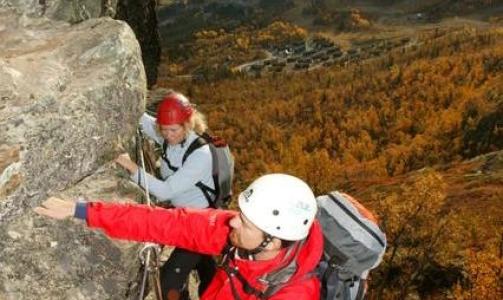 VIA FERRATA:Via Ferrata er et italiensk begrep og betyr jern vei og er enkelt fortalt klatreruter som g�r p� installasjoner i form av vaiere og boleter i bratt  eller vertikalt terreng.Foto: Norske Opplevelser