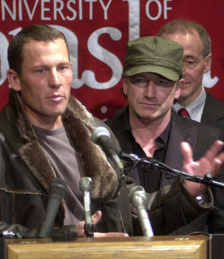 BONO-VENN: Lance Armstrong er en personlig venn av U2-vokalist Bono og de to spiste blant annet middag sammen under �rets Tour de France. Foto: AP