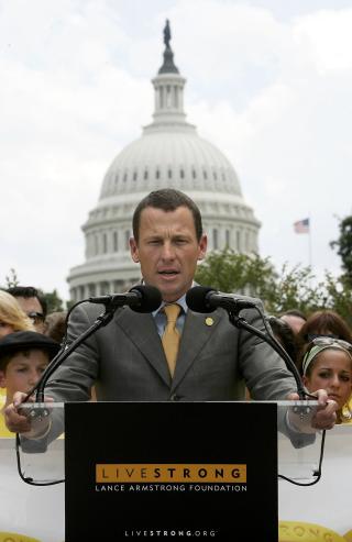 P� CAPITOL HILL: Lance Armstrong holdt i 2006 en pressekonferanse i Washington for � �ke bevisstheten rundt kreft. Foto: AFP