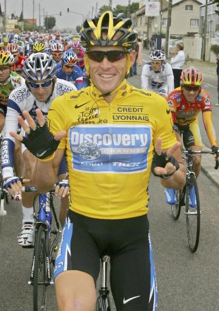SJU TdF-TRIUMFER: Her, 24. juli 2005, feirer Lance Armstrong sin sjuende Tour de France-seier. Foto: AP